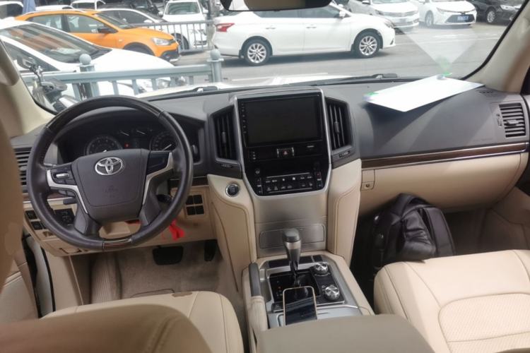Used Toyota Land Cruiser 2018 4.0L GX-R Gasoline 7-Seater Middle East Center Console