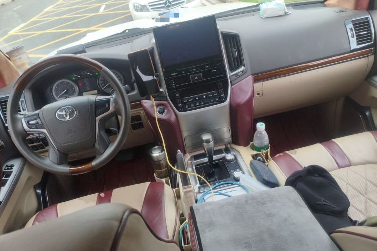 Used Toyota Land Cruiser 2018 4.0 GX-R Eight Cylinders No Winch Outboard Mount Middle East Center Console