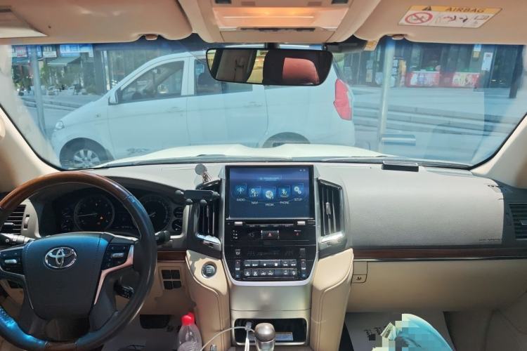 Used Toyota Land Cruiser 2018 5.7L VX-R Middle East Center Console