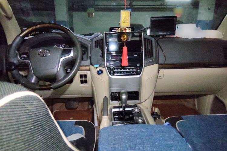 Used Toyota Land Cruiser 2018 4.0L GX-R Gasoline 7-Seater Middle East Center Console