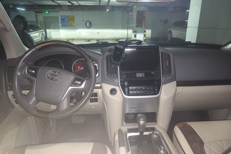 Used Toyota Land Cruiser 2018 4.0L GX-R Gasoline 7-Seater Middle East Center Console