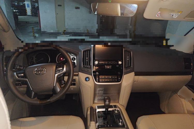 Used Toyota Land Cruiser 2018 5.7 EX-R Middle East Center Console