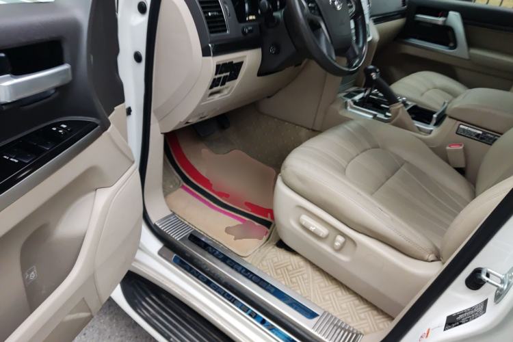 Used Toyota Land Cruiser 2018 5.7L VX-R Lifted Middle East Version Driver Seat