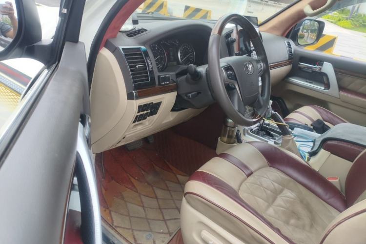 Used Toyota Land Cruiser 2018 4.0 GX-R Eight Cylinders No Winch Outboard Mount Middle East Driver Seat