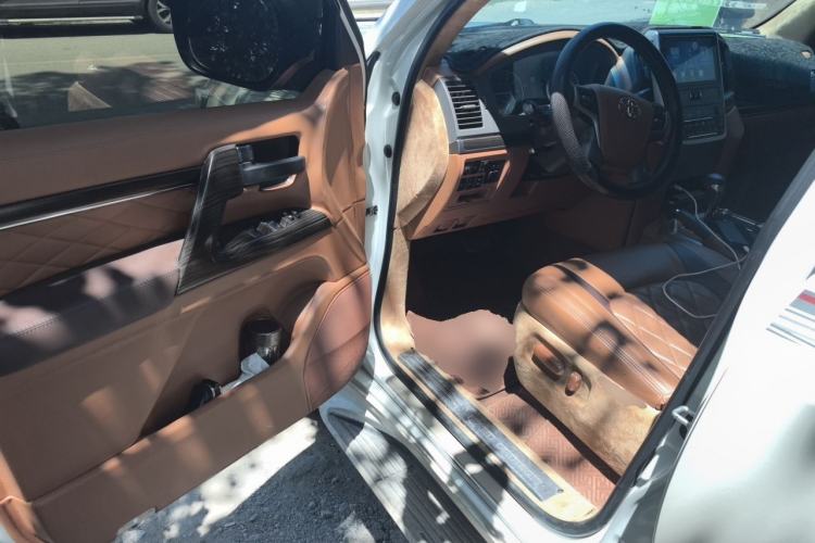 Used Toyota Land Cruiser 2018 4.0 GX-R Eight Cylinders No Winch Outboard Mount Middle East Driver Seat