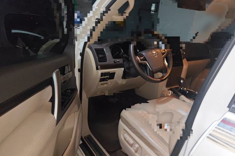 Used Toyota Land Cruiser 2018 5.7 EX-R Middle East Driver Seat