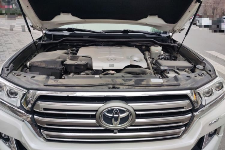 Used Toyota Land Cruiser 2018 5.7L VX-R Lifted Middle East Version Engine Bay