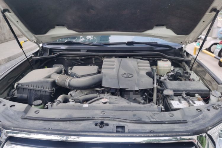 Used Toyota Land Cruiser  Engine Bay