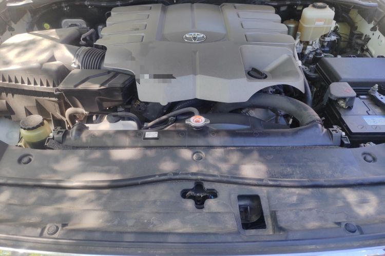 Used Toyota Land Cruiser  Engine Bay