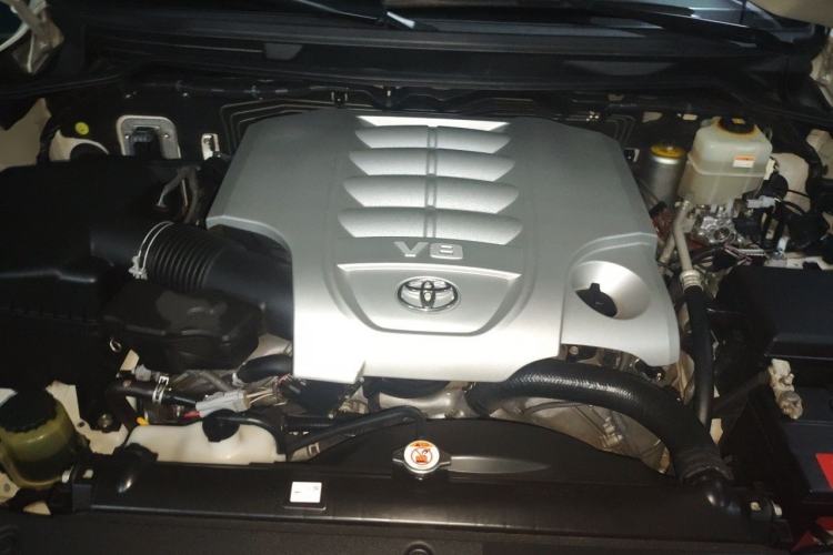 Used Toyota Land Cruiser  Engine Bay
