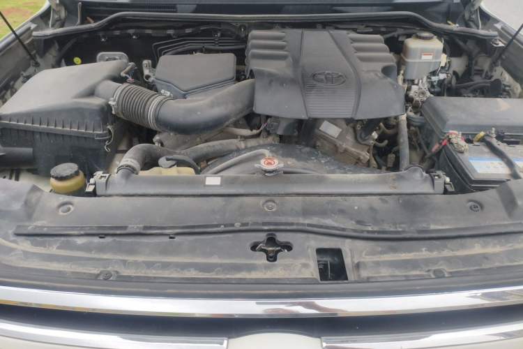 Used Toyota Land Cruiser 2018 4.0 GX-R Eight Cylinders No Winch Outboard Mount Middle East Engine Bay