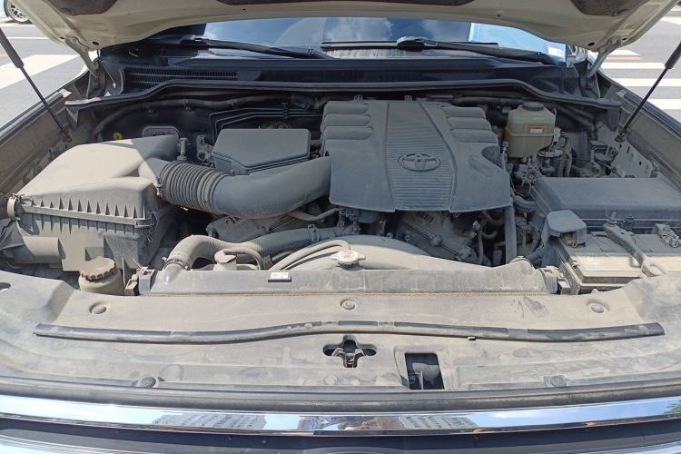 Used Toyota Land Cruiser  Engine Bay