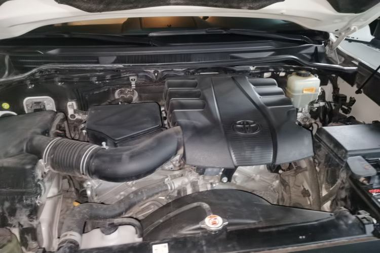 Used Toyota Land Cruiser  Engine Bay