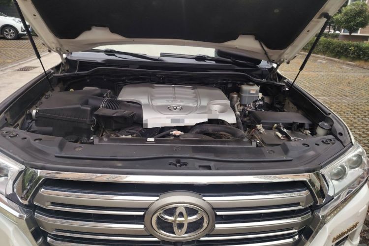 Used Toyota Land Cruiser  Engine Bay