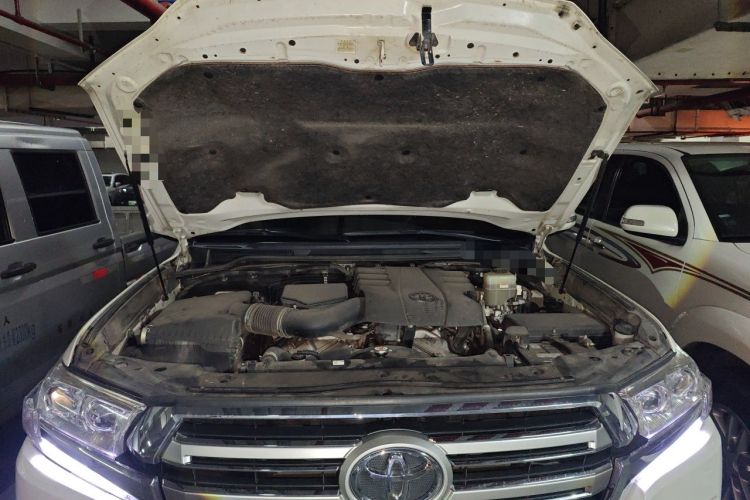 Used Toyota Land Cruiser  Engine Bay