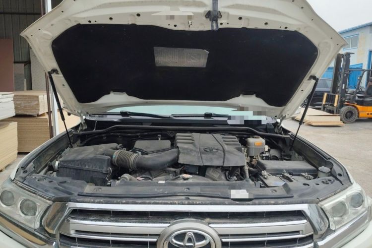 Used Toyota Land Cruiser  Engine Bay