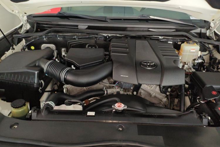 Used Toyota Land Cruiser  Engine Bay