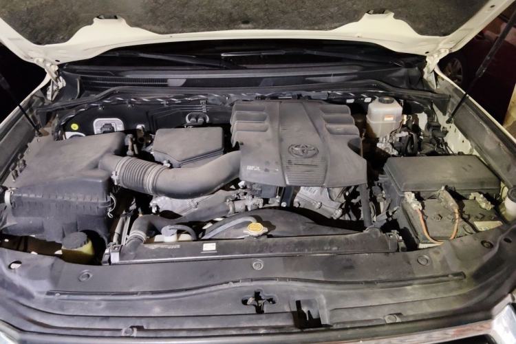 Used Toyota Land Cruiser  Engine Bay