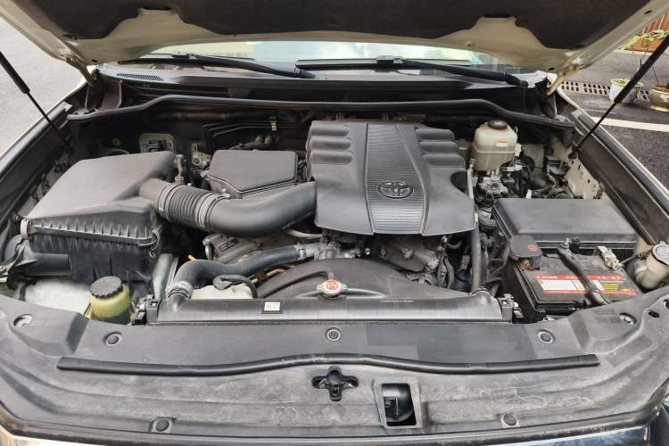 Used Toyota Land Cruiser  Engine Bay