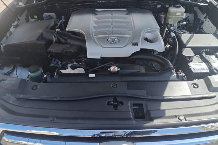 Used Toyota Land Cruiser  Engine Bay