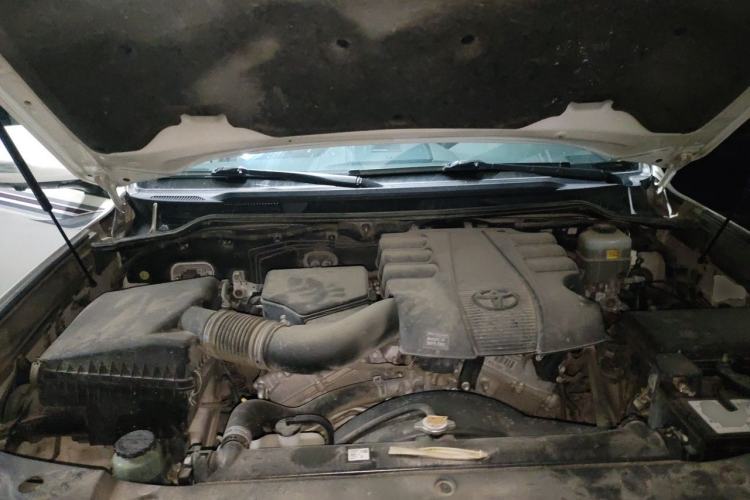 Used Toyota Land Cruiser  Engine Bay