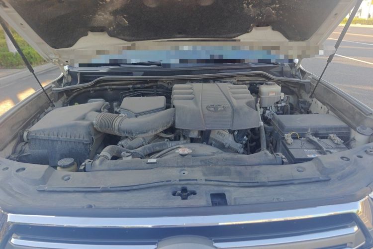 Used Toyota Land Cruiser  Engine Bay