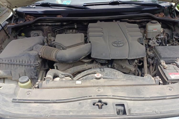 Used Toyota Land Cruiser  Engine Bay