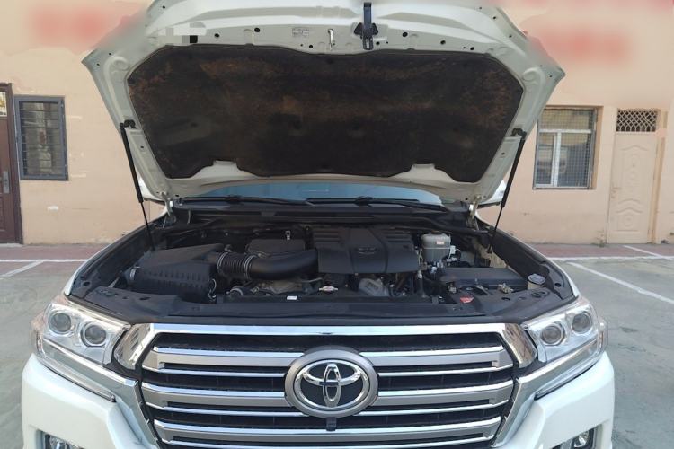 Used Toyota Land Cruiser  Engine Bay