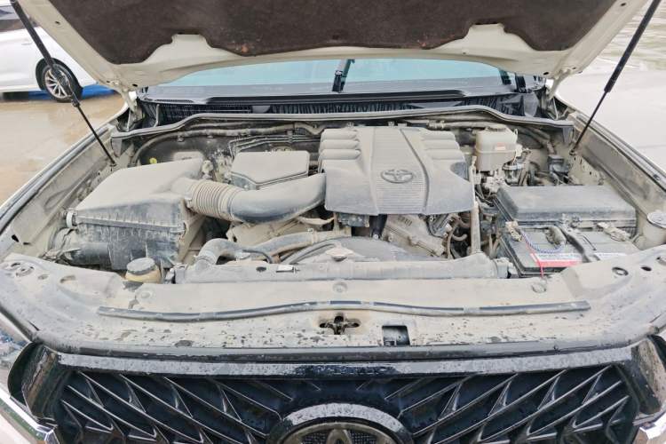 Used Toyota Land Cruiser  Engine Bay
