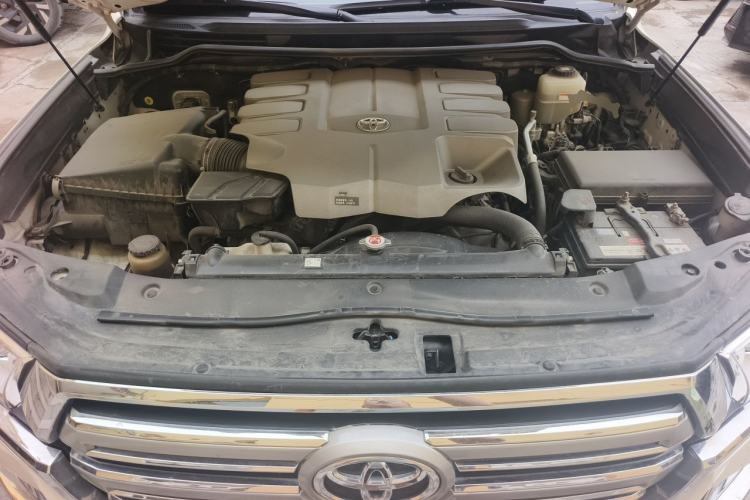 Used Toyota Land Cruiser  Engine Bay