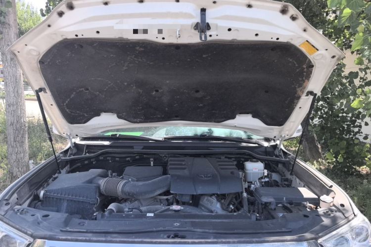 Used Toyota Land Cruiser 2018 4.0 GX-R Eight Cylinders No Winch Outboard Mount Middle East Engine Bay
