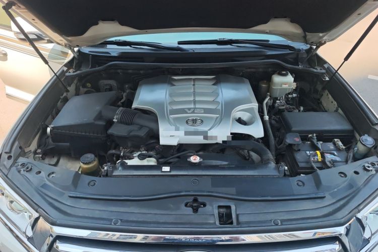 Used Toyota Land Cruiser 2018 5.7L VX-R Middle East Engine Bay