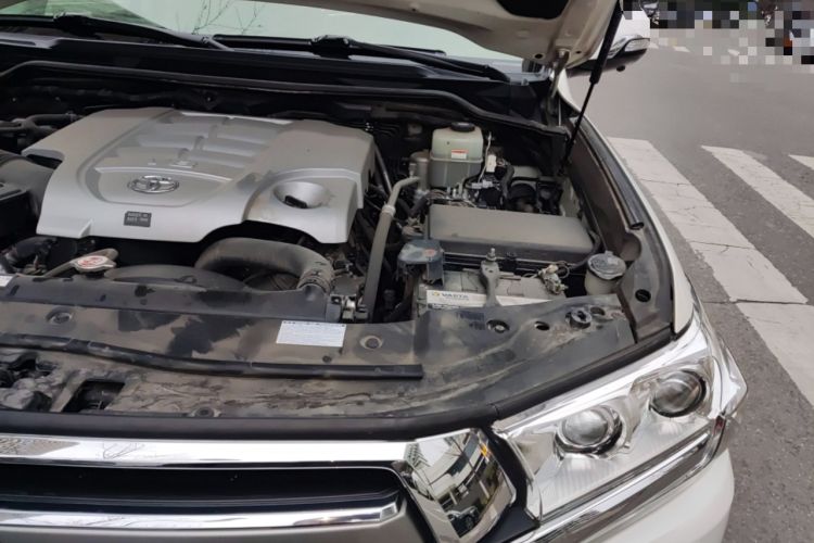 Used Toyota Land Cruiser 2018 5.7L VX-R Lifted Middle East Version Engine Bay Left