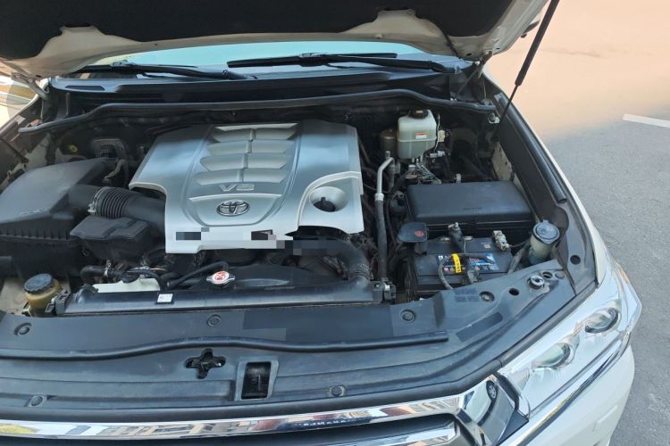 Used Toyota Land Cruiser 2018 5.7L VX-R Middle East Engine Bay Left