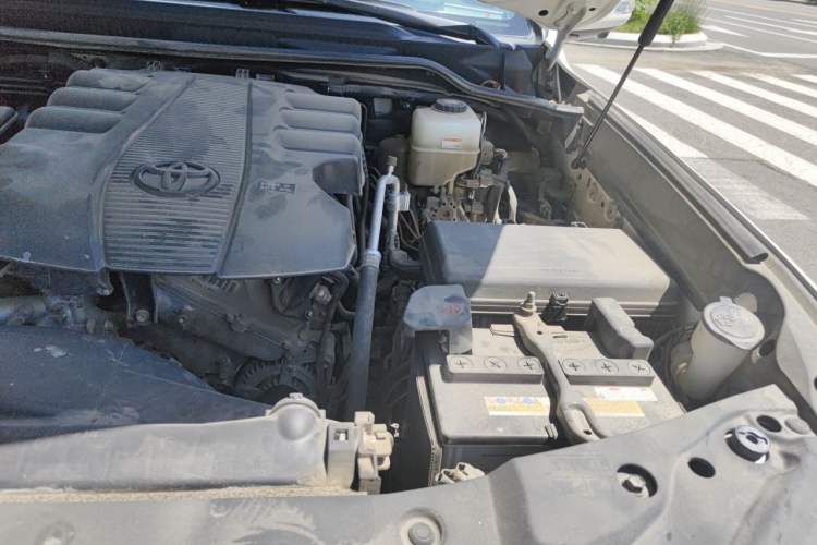 Used Toyota Land Cruiser 2018 4.0L GX-R Gasoline 7-Seater Middle East Engine Bay Left