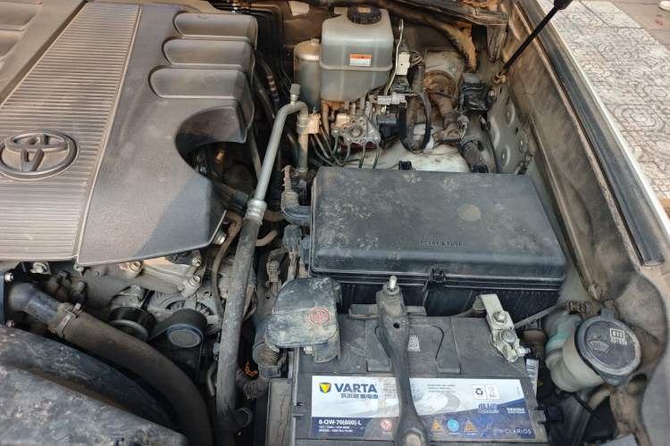 Used Toyota Land Cruiser 2018 4.0 Iron-Wheel Refrigerator Basic Version with No Electric Base Middle East Market Engine Bay Left