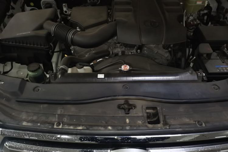 Used Toyota Land Cruiser  Engine Bay