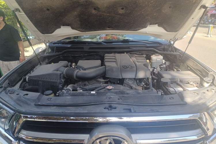 Used Toyota Land Cruiser  Engine Bay