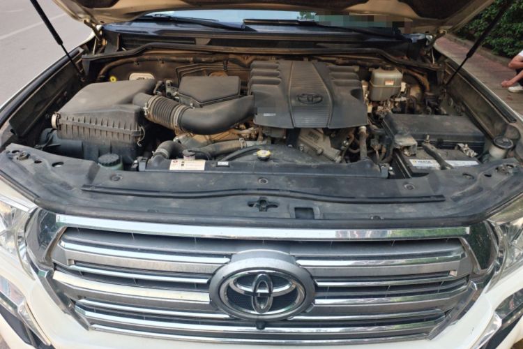 Used Toyota Land Cruiser 2018 4.0 Iron-Wheel Refrigerator Basic Version with No Electric Base Middle East Market Engine Bay