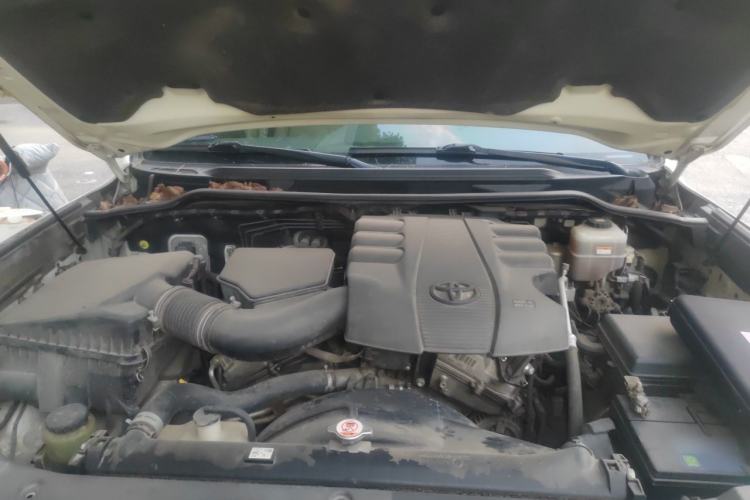Used Toyota Land Cruiser  Engine Bay