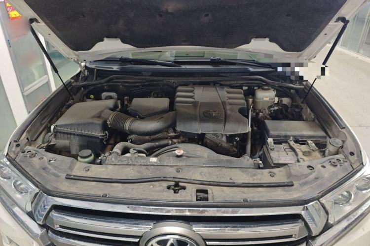 Used Toyota Land Cruiser  Engine Bay