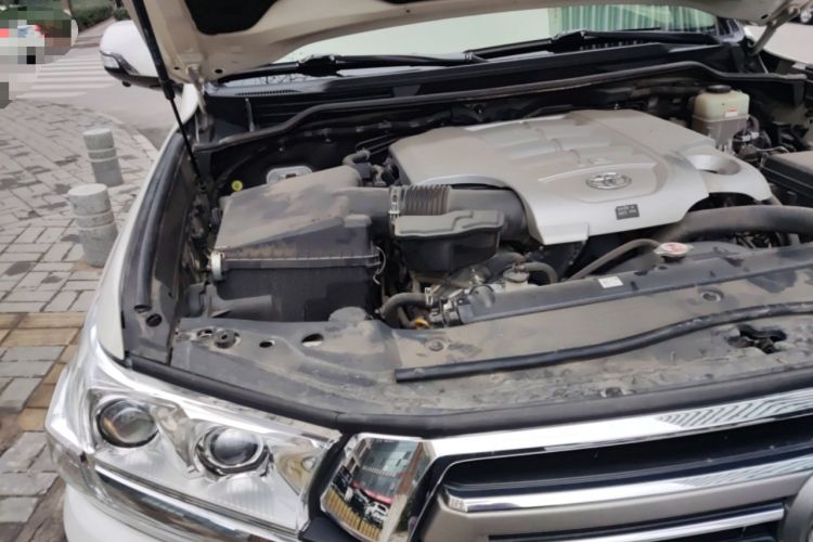 Used Toyota Land Cruiser 2018 5.7L VX-R Lifted Middle East Version Engine Bay Right