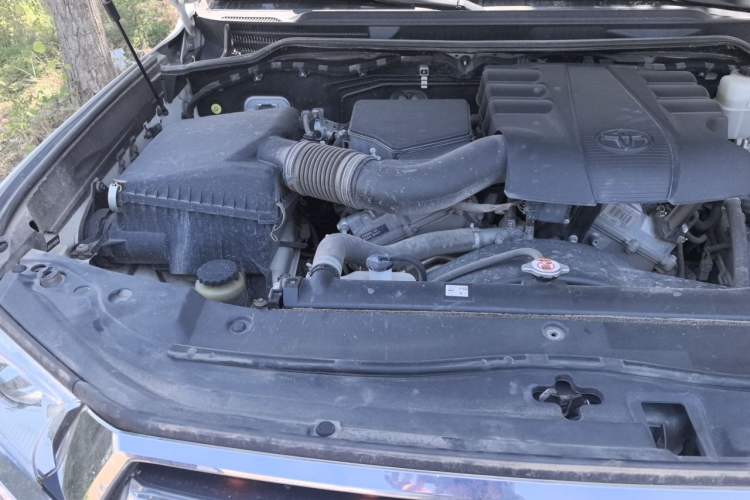 Used Toyota Land Cruiser 2018 4.0 GX-R Eight Cylinders No Winch Outboard Mount Middle East Engine Bay Right