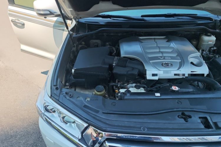 Used Toyota Land Cruiser 2018 5.7L VX-R Middle East Engine Bay Right