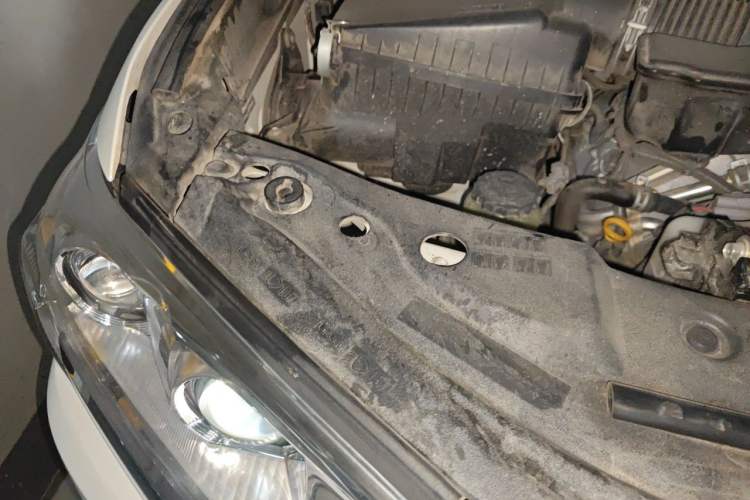 Used Toyota Land Cruiser 2018 5.7 EX-R Middle East Engine Bay Right