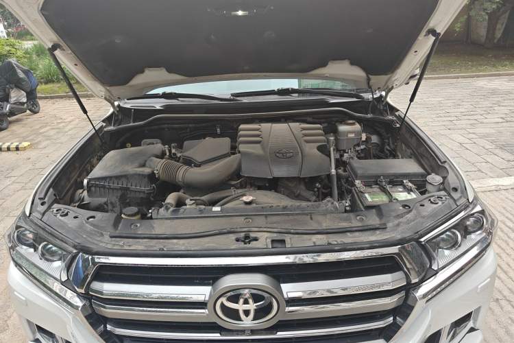 Used Toyota Land Cruiser  Engine Bay