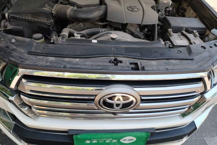 Used Toyota Land Cruiser  Engine Bay
