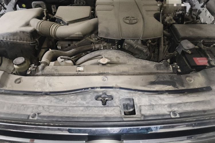Used Toyota Land Cruiser  Engine Bay