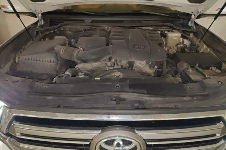 Used Toyota Land Cruiser  Engine Bay