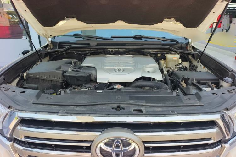 Used Toyota Land Cruiser  Engine Bay